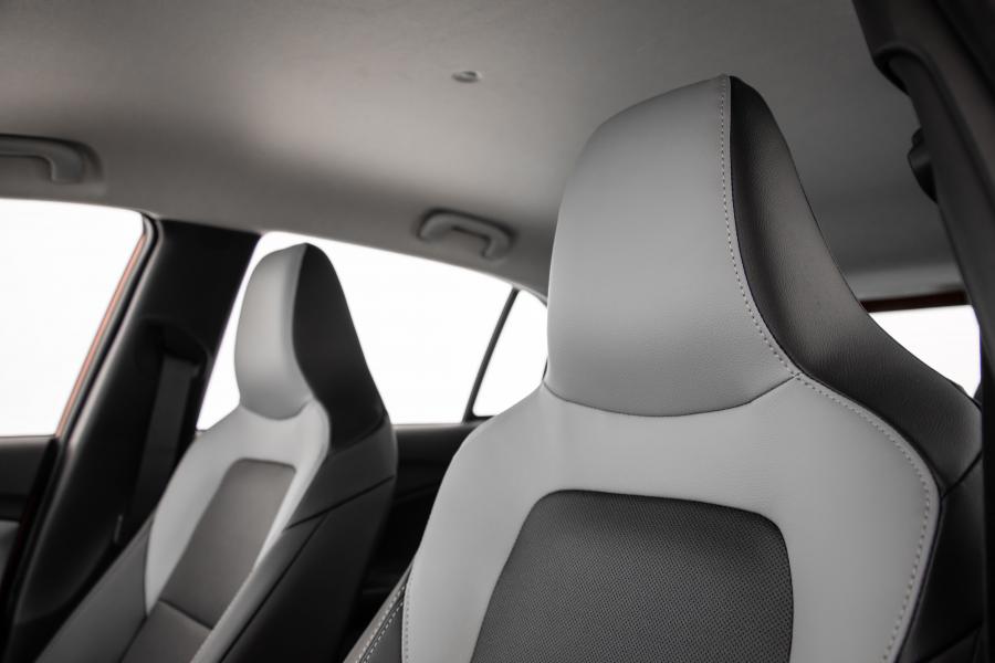 Интерьер Chevrolet Onix Premier 2019 года  (LA) (фото 6 из 22)